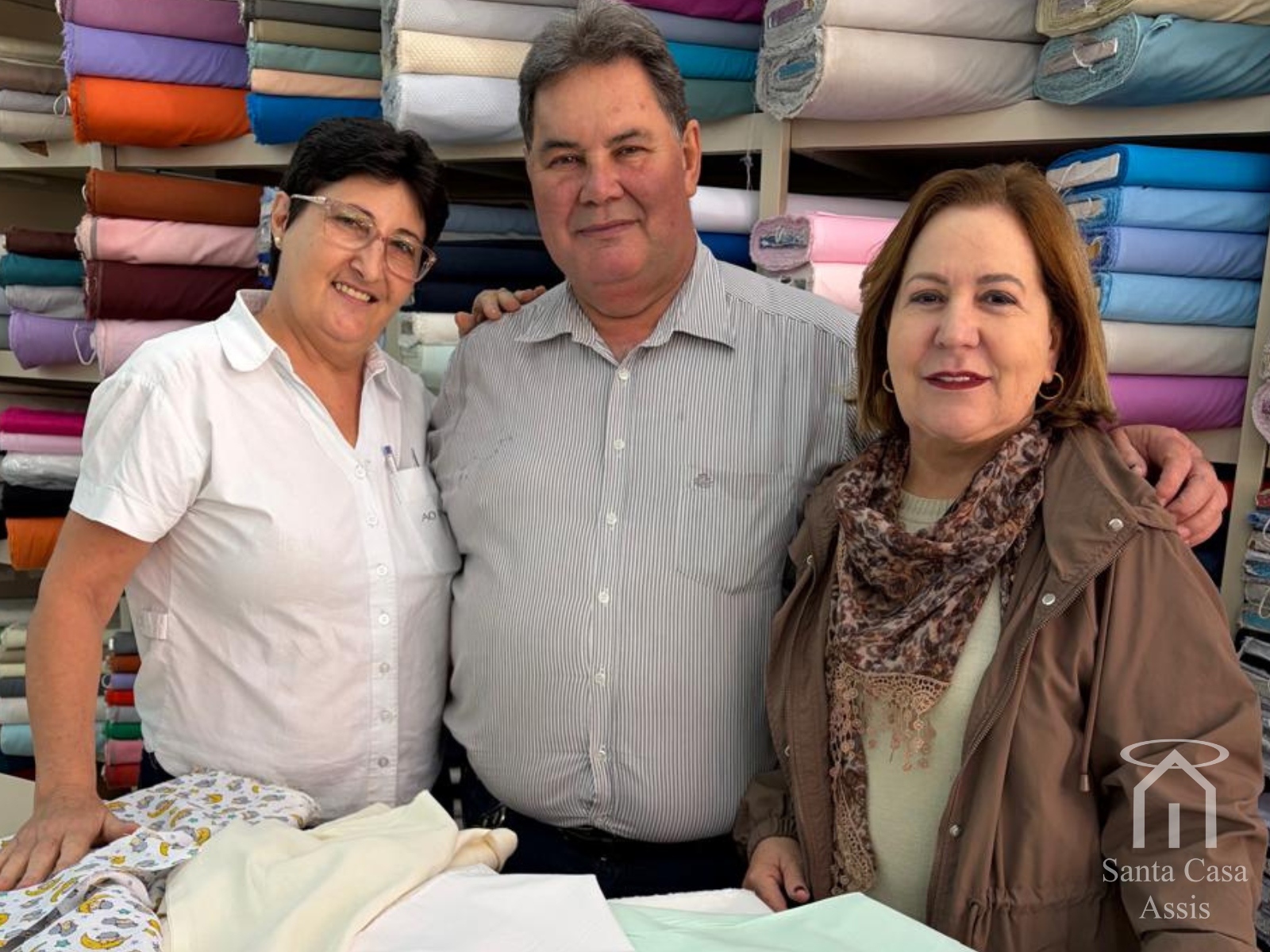 A Loja Ao Barulho Casa Mais realiza há mais de uma década a doação de tecidos que são utilizados na confecção de fraldas e naninhas entregues aos bebês atendidos em nossa maternidade