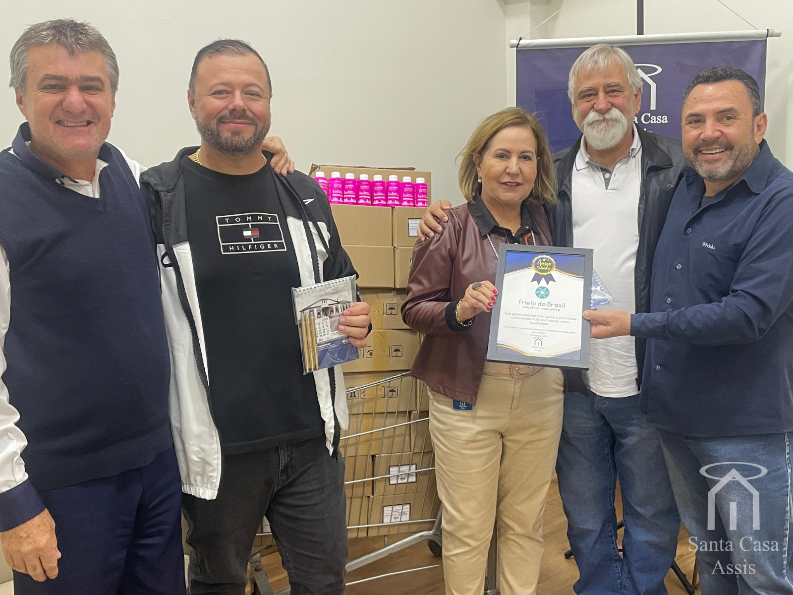 Santa Casa de Assis recebe doação de 1.200 frascos de produtos de higiene pessoal da Frielo do Brasil